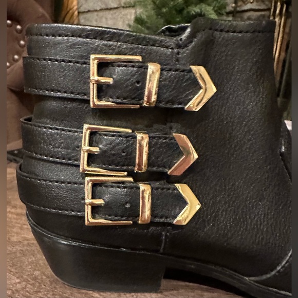 Aldo Black Vegan Leather Ankle Booties 3 Buckle Straps & Gold Hardware  Sz 8 - Picture 3 of 11